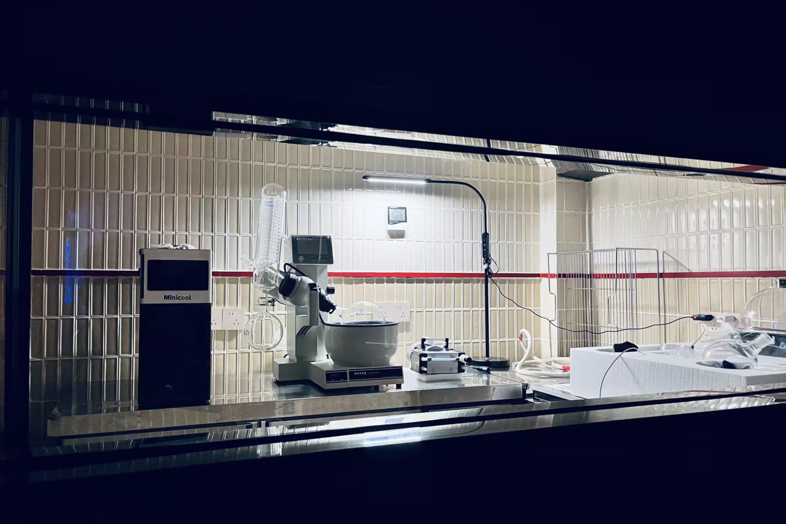 Recirculating chiller connected to fiber laser system