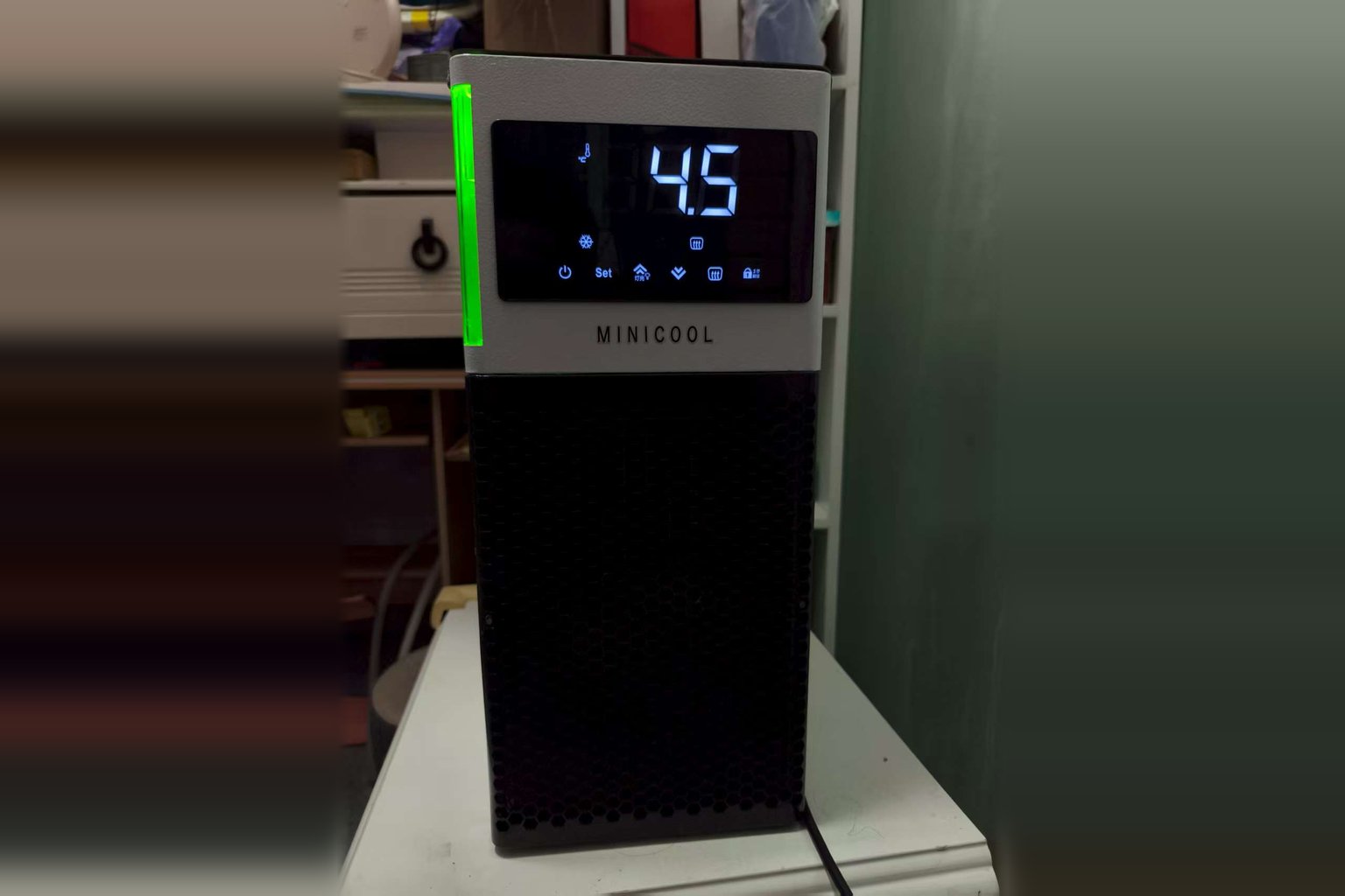 MiniCool countertop recirculating chiller with front temperature display