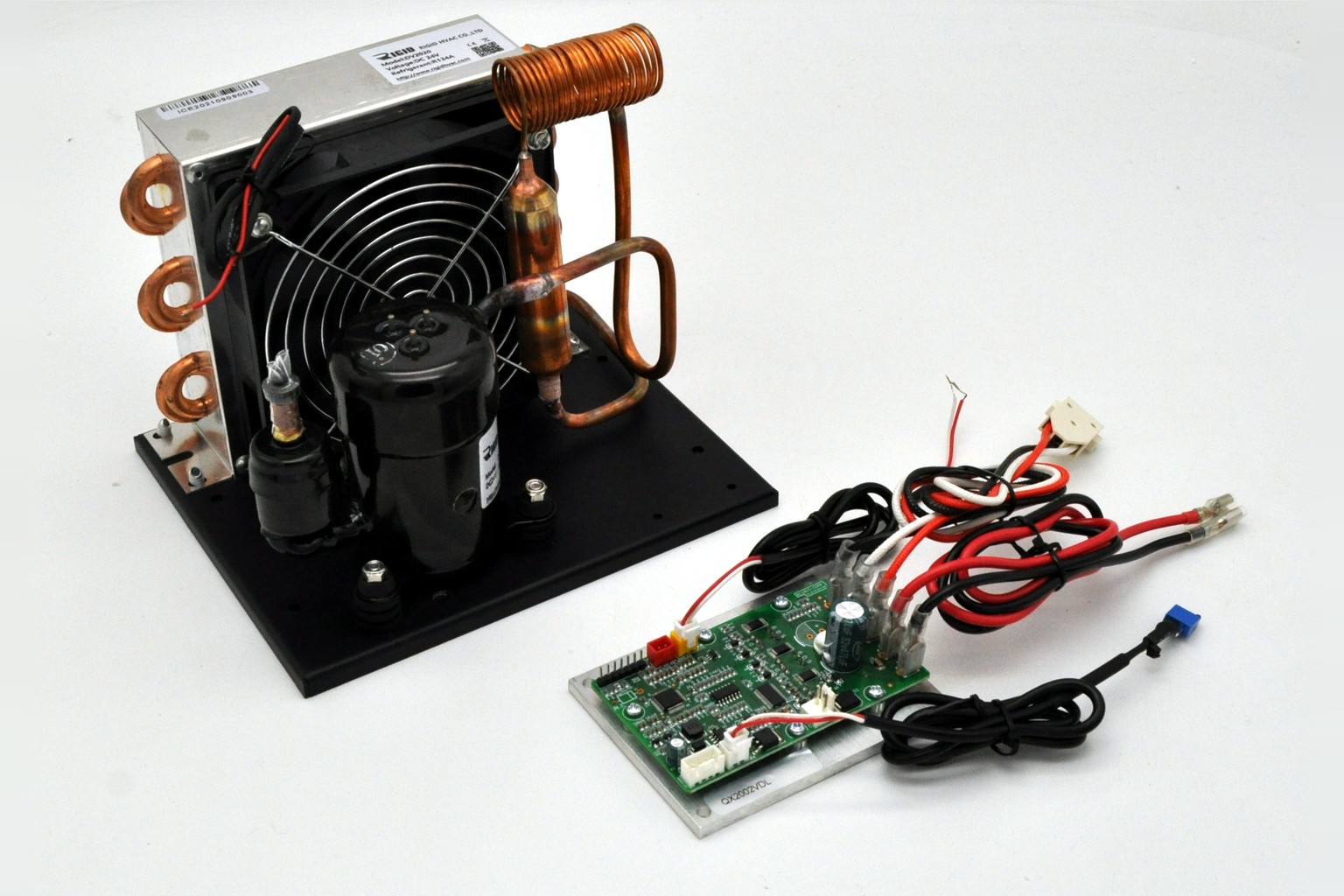 Compact DC condensing unit with miniature compressor for direct expansion cooling