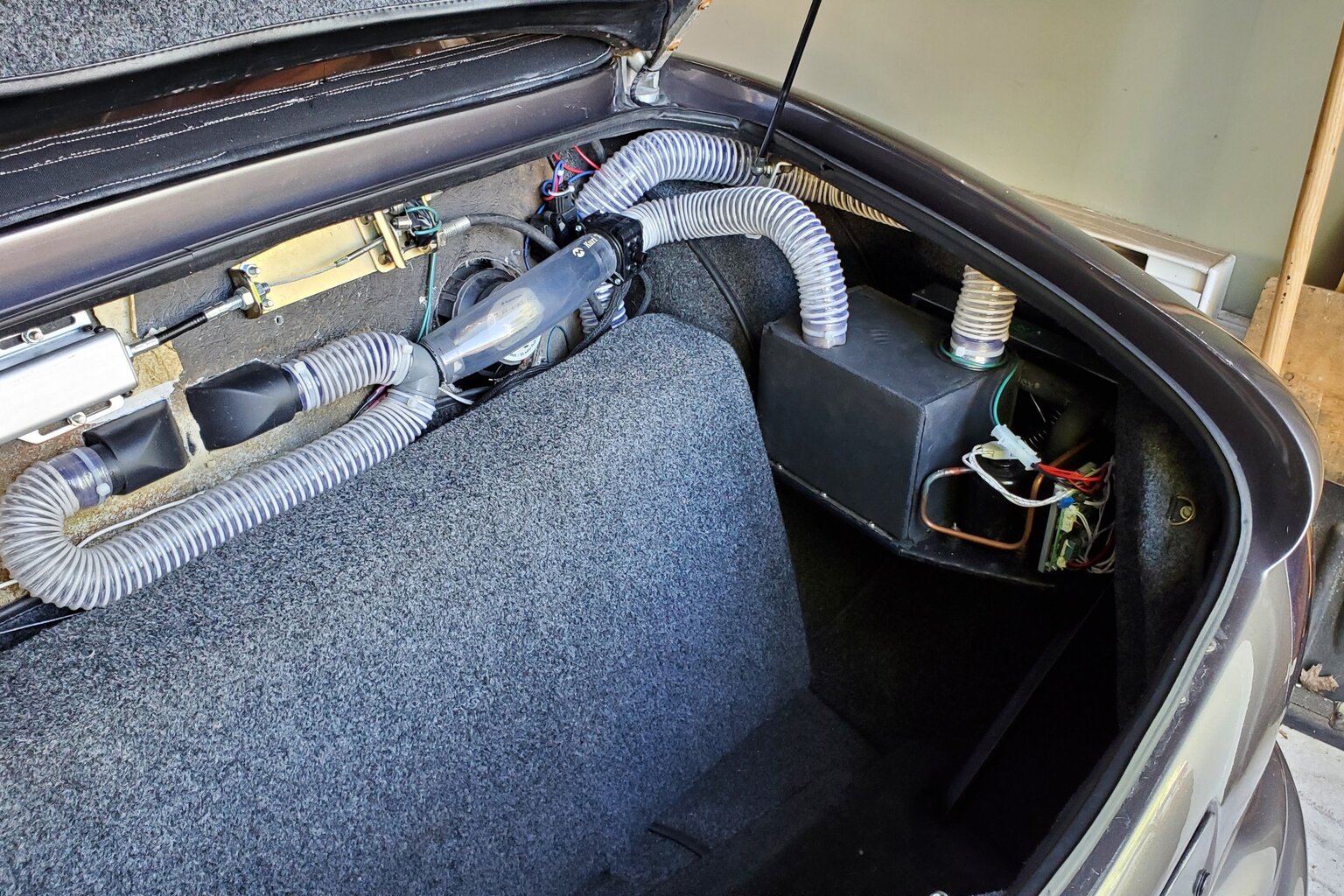 Micro AC unit installed in vehicle trunk for automotive cooling application