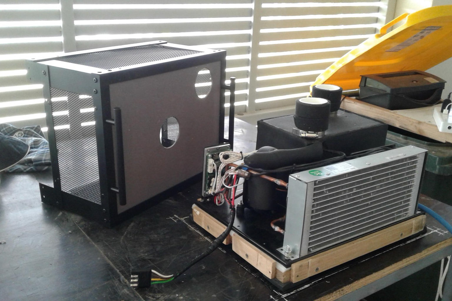 Micro DC air conditioner module with condenser section, ready for cabinet mounting