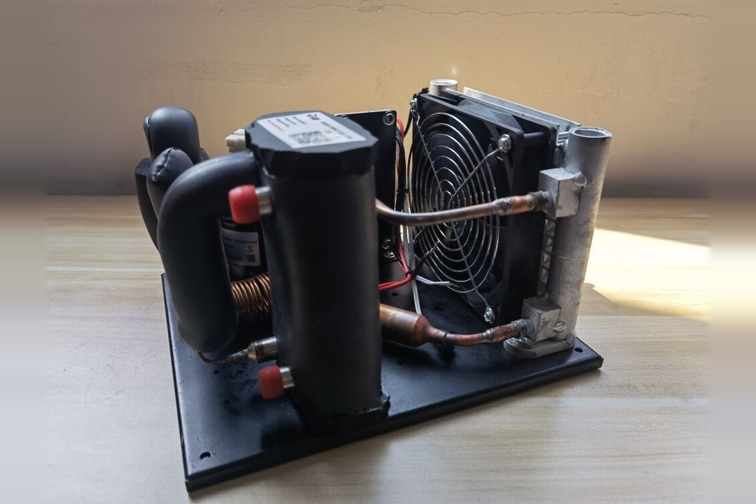 Compact DC liquid chiller module with plate heat exchanger and fan-cooled condenser
