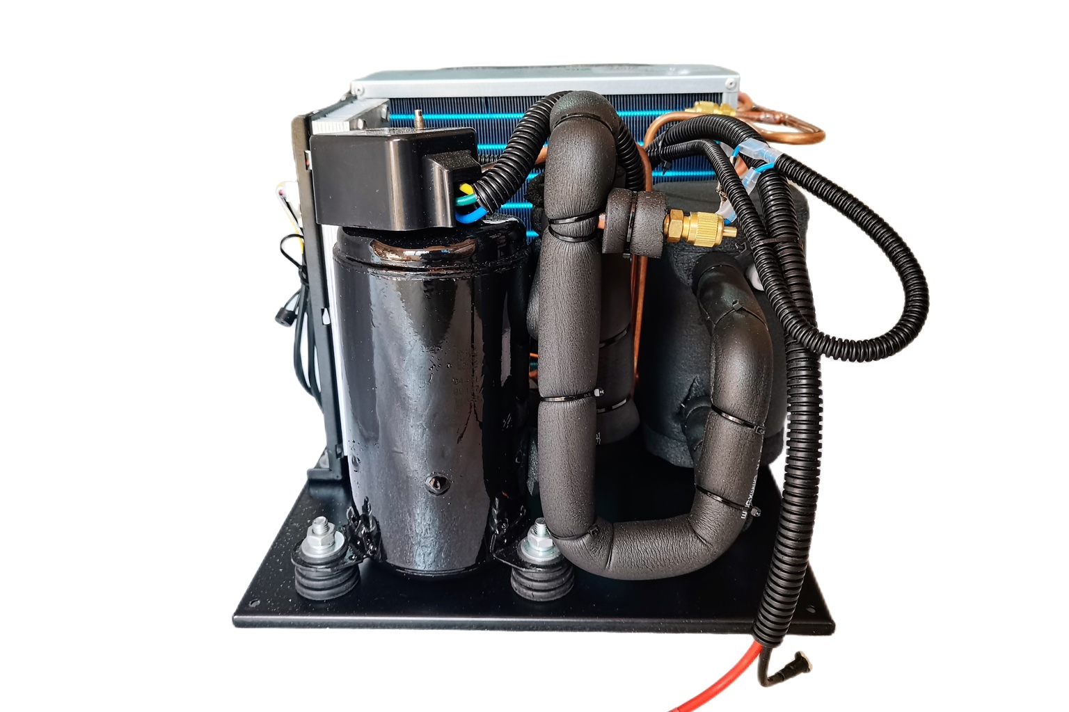 Compact DC liquid chiller module with plate condenser and coolant connections